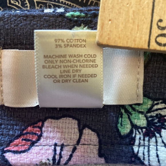 Ann Taylor Loft flower skirt size 14. - Picture 5 of 7